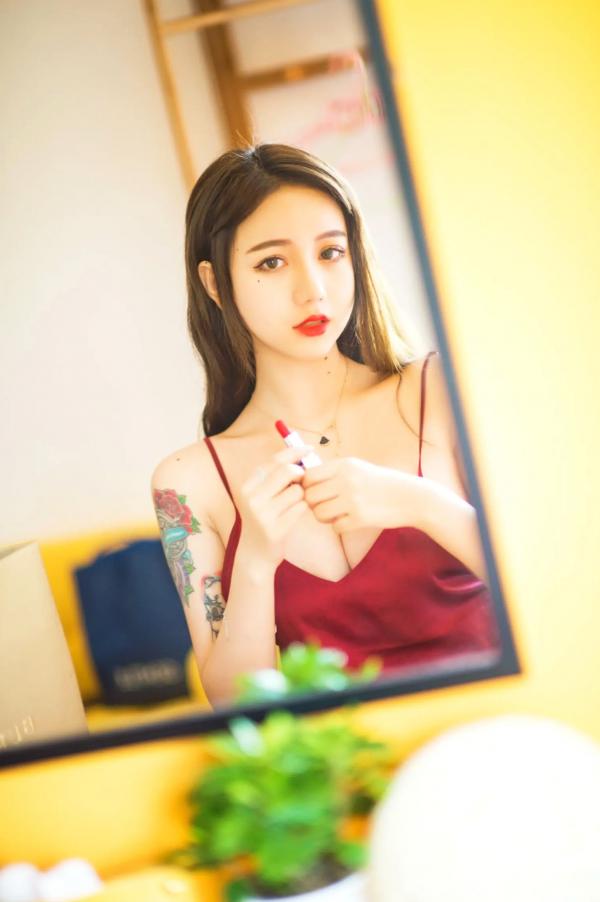    洛丽塔大哥- 吊带睡衣，室内私房写真展现酒红丝滑睡裙下的诱惑好身材第10张图片