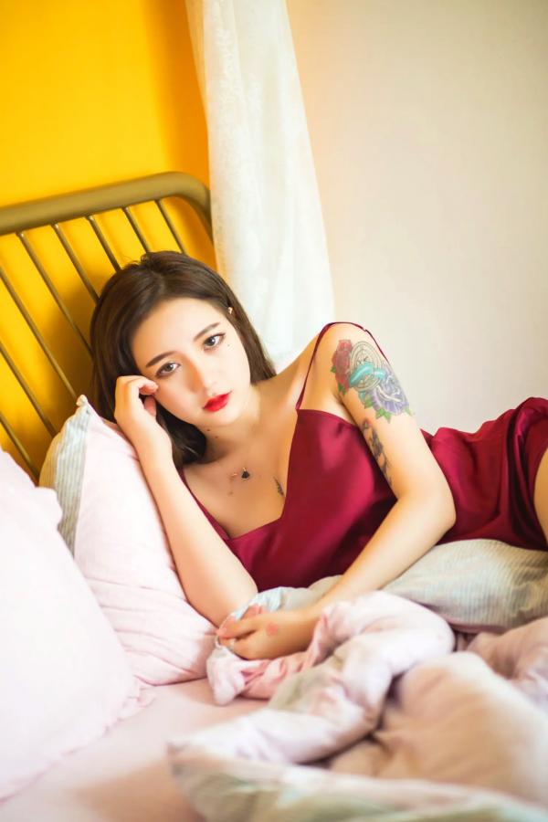    洛丽塔大哥- 吊带睡衣，室内私房写真展现酒红丝滑睡裙下的诱惑好身材第11张图片
