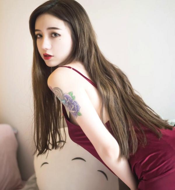    洛丽塔大哥- 吊带睡衣，室内私房写真展现酒红丝滑睡裙下的诱惑好身材第12张图片