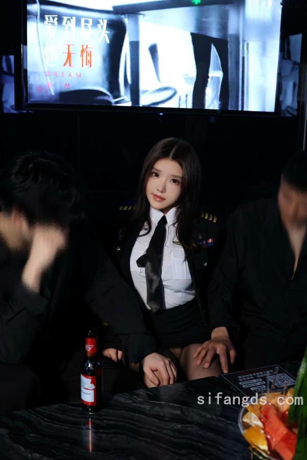    XR-Uncensored-小薯条nienie-KTV包厢激情演出：极品制服诱惑与大尺度丝袜写真，沉浸式剧情体验第20张图片