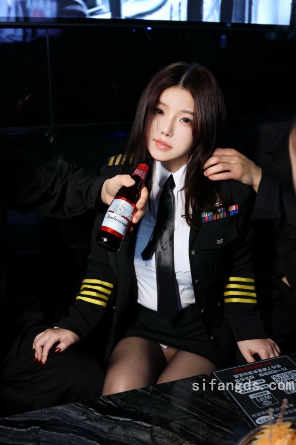    XR-Uncensored-小薯条nienie-KTV包厢激情演出：极品制服诱惑与大尺度丝袜写真，沉浸式剧情体验第24张图片