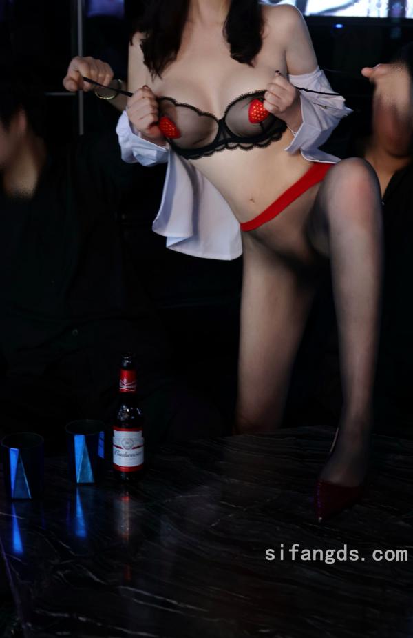    XR-Uncensored-小薯条nienie-KTV包厢激情演出：极品制服诱惑与大尺度丝袜写真，沉浸式剧情体验第53张图片