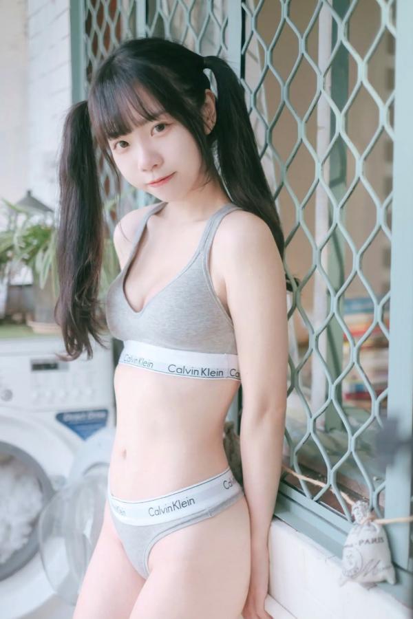    可可小白兔 - 居家可携带小萝莉：清纯双马尾私房照，厨房与洗衣间的甜美诱惑，治愈系居家风女神第1张图片
