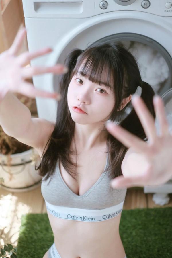    可可小白兔 - 居家可携带小萝莉：清纯双马尾私房照，厨房与洗衣间的甜美诱惑，治愈系居家风女神第9张图片