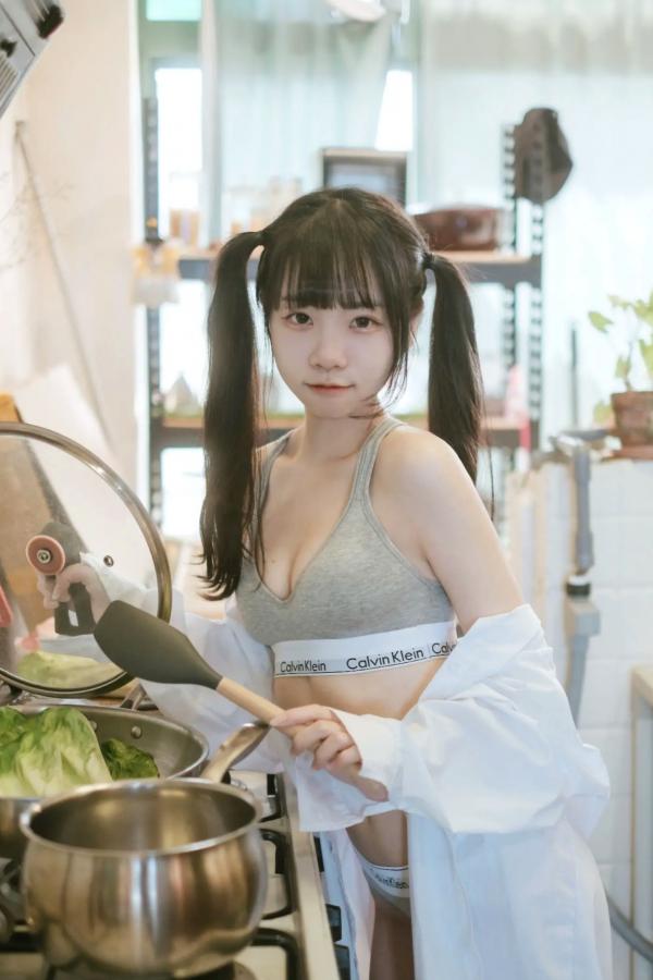    可可小白兔 - 居家可携带小萝莉：清纯双马尾私房照，厨房与洗衣间的甜美诱惑，治愈系居家风女神第10张图片
