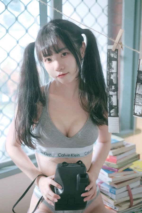    可可小白兔 - 居家可携带小萝莉：清纯双马尾私房照，厨房与洗衣间的甜美诱惑，治愈系居家风女神第11张图片