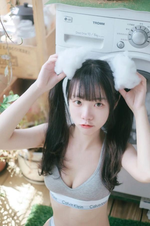    可可小白兔 - 居家可携带小萝莉：清纯双马尾私房照，厨房与洗衣间的甜美诱惑，治愈系居家风女神第14张图片