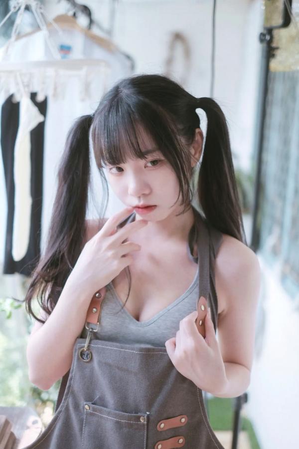    可可小白兔 - 居家可携带小萝莉：清纯双马尾私房照，厨房与洗衣间的甜美诱惑，治愈系居家风女神第15张图片