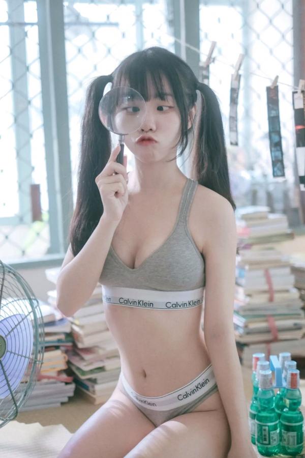    可可小白兔 - 居家可携带小萝莉：清纯双马尾私房照，厨房与洗衣间的甜美诱惑，治愈系居家风女神第20张图片