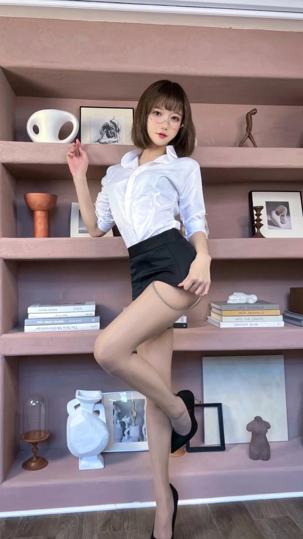    【加冕图】阿包也是兔娘 - 知性OL白衬衫眼镜娘，极致灰丝美腿诱惑，居家私房绝美写真第5张图片