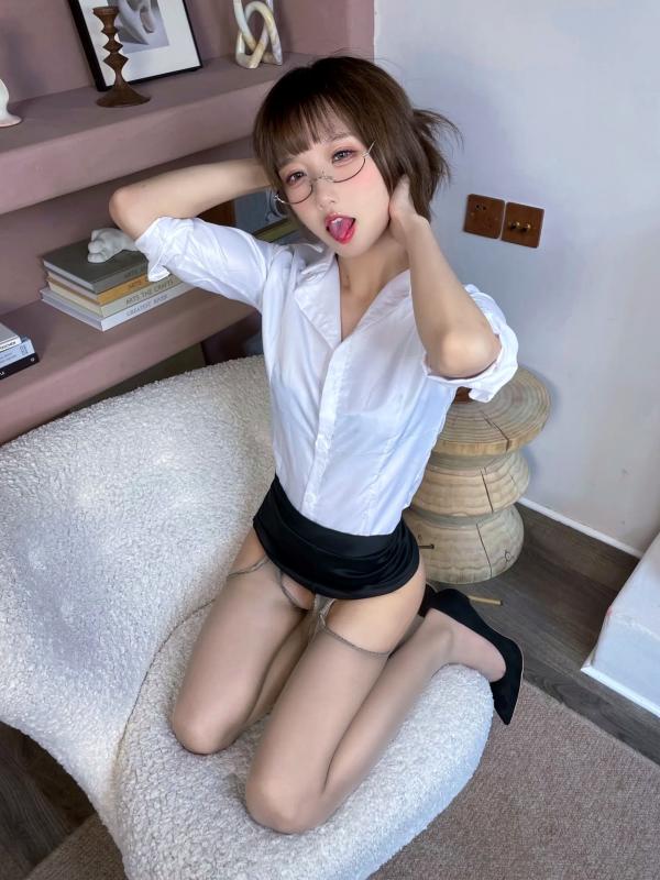    【加冕图】阿包也是兔娘 - 知性OL白衬衫眼镜娘，极致灰丝美腿诱惑，居家私房绝美写真第17张图片