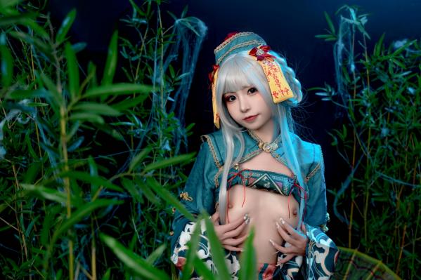    爆机少女喵小吉-子不语：神秘道士古风角色扮演，白发冷艳魅惑大尺度私房写真第27张图片
