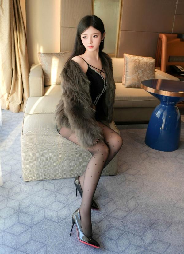    XR-Uncensored-优酱-珠圆玉润黑丝诱惑-大尺度私房照写真-极品性感女神室内拍摄第4张图片
