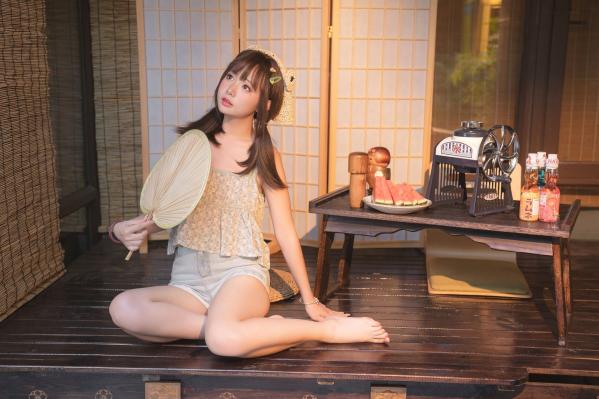    爆机少女喵小吉-小吉的小镇生活，日式清新私房写真，夏日吃西瓜的纯欲可爱性感尤物第8张图片