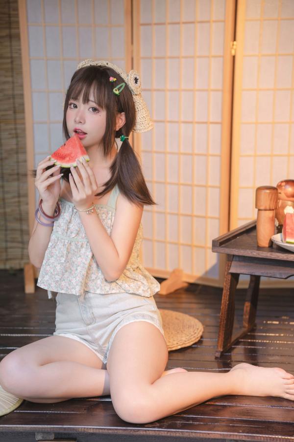    爆机少女喵小吉-小吉的小镇生活，日式清新私房写真，夏日吃西瓜的纯欲可爱性感尤物第9张图片