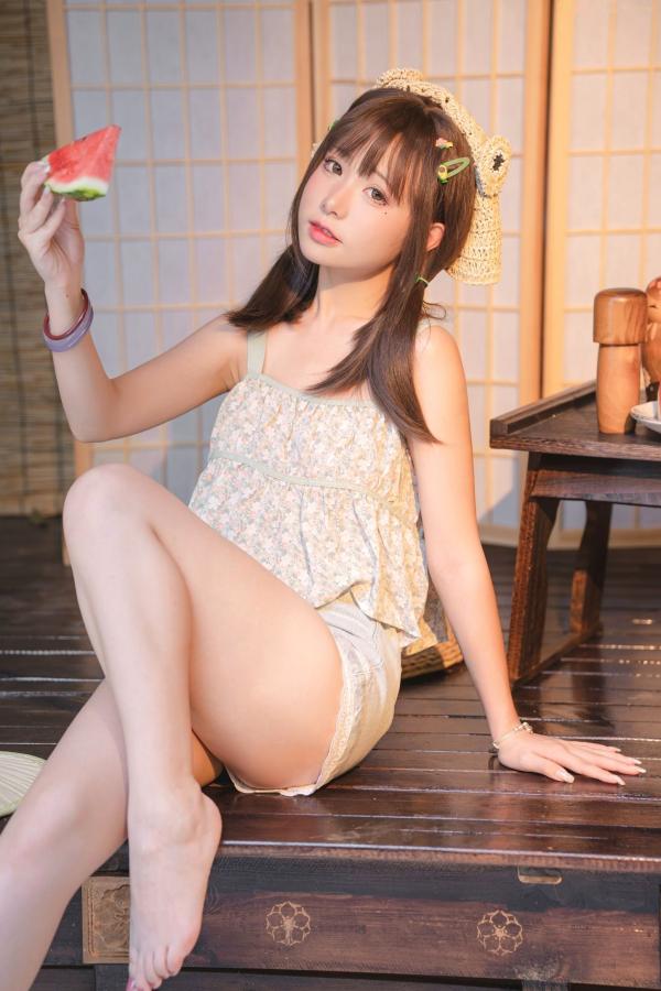    爆机少女喵小吉-小吉的小镇生活，日式清新私房写真，夏日吃西瓜的纯欲可爱性感尤物第12张图片