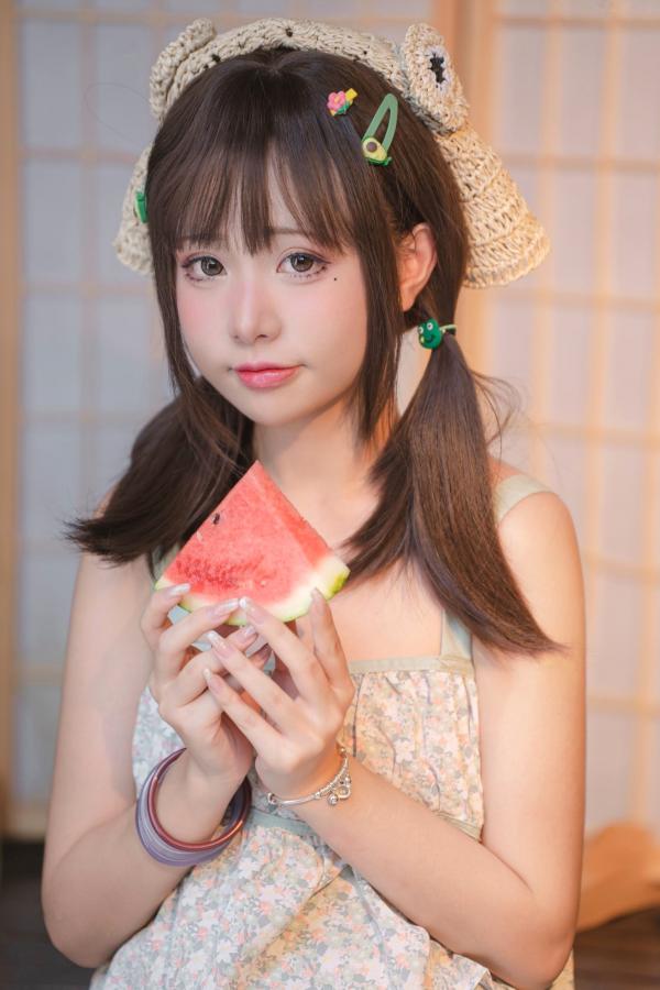    爆机少女喵小吉-小吉的小镇生活，日式清新私房写真，夏日吃西瓜的纯欲可爱性感尤物第14张图片