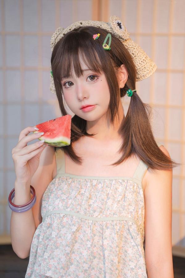    爆机少女喵小吉-小吉的小镇生活，日式清新私房写真，夏日吃西瓜的纯欲可爱性感尤物第15张图片