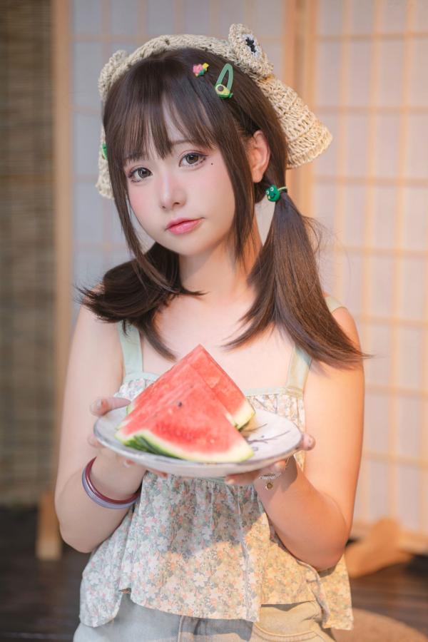    爆机少女喵小吉-小吉的小镇生活，日式清新私房写真，夏日吃西瓜的纯欲可爱性感尤物第19张图片