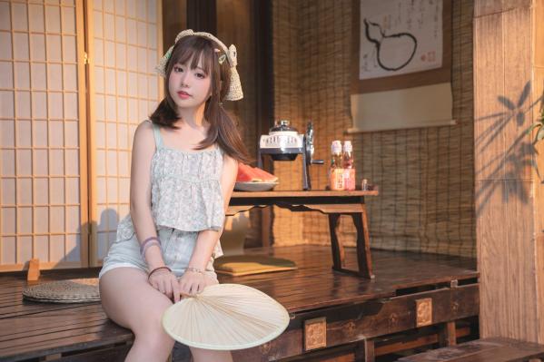    爆机少女喵小吉-小吉的小镇生活，日式清新私房写真，夏日吃西瓜的纯欲可爱性感尤物第24张图片