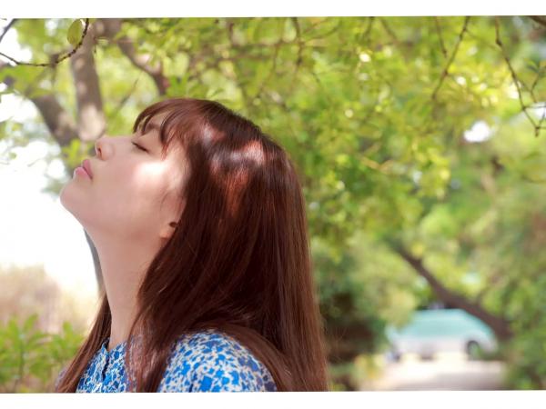    森日菜美 - PROTO STAR，身穿红白和服浴衣温婉动人，户外碎花裙装扮清新自然，展现治愈系灿烂笑容，元气满满的青春美少女写真合集第7张图片