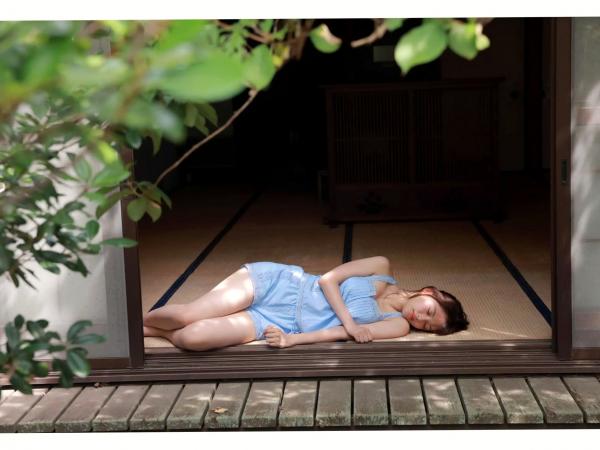    森日菜美 - PROTO STAR，身穿红白和服浴衣温婉动人，户外碎花裙装扮清新自然，展现治愈系灿烂笑容，元气满满的青春美少女写真合集第32张图片