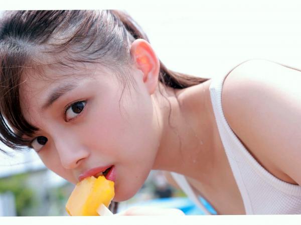    森日菜美 - PROTO STAR，身穿红白和服浴衣温婉动人，户外碎花裙装扮清新自然，展现治愈系灿烂笑容，元气满满的青春美少女写真合集第48张图片
