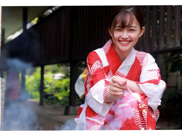    森日菜美 - PROTO STAR，身穿红白和服浴衣温婉动人，户外碎花裙装扮清新自然，展现治愈系灿烂笑容，元气满满的青春美少女写真合集第62张图片