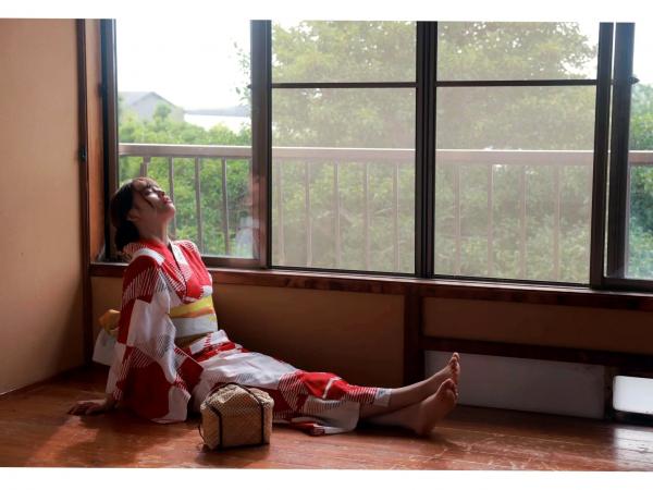    森日菜美 - PROTO STAR，身穿红白和服浴衣温婉动人，户外碎花裙装扮清新自然，展现治愈系灿烂笑容，元气满满的青春美少女写真合集第66张图片