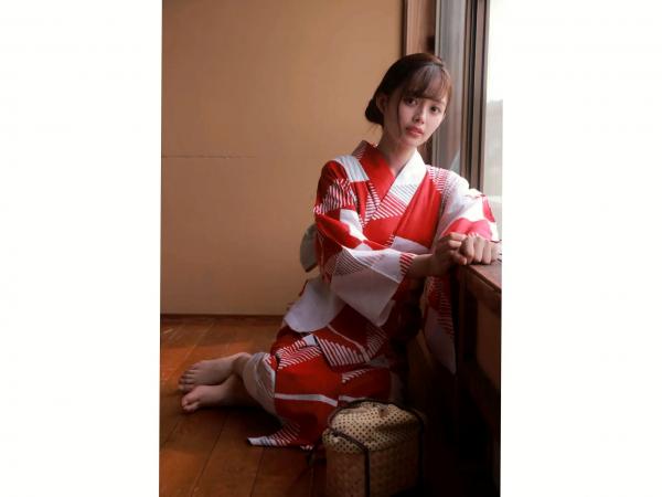    森日菜美 - PROTO STAR，身穿红白和服浴衣温婉动人，户外碎花裙装扮清新自然，展现治愈系灿烂笑容，元气满满的青春美少女写真合集第67张图片