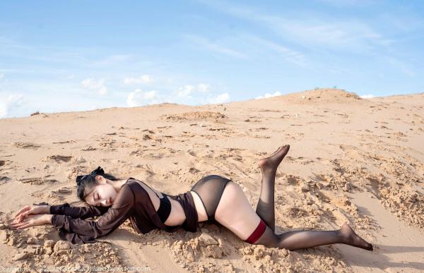    XingYan星颜社-387-清妙-沙漠户外拍摄轻透黑纱黑色内衣黑丝写真-极品性感诱惑大尺度作品-2025.08.21第12张图片