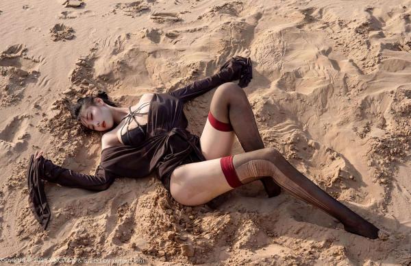    XingYan星颜社-387-清妙-沙漠户外拍摄轻透黑纱黑色内衣黑丝写真-极品性感诱惑大尺度作品-2025.08.21第19张图片