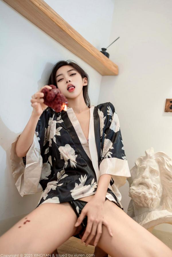 时安安Camellia 时安安  XingYan星颜社-383-时安安-黑白色印花睡袍诱惑私房照，冷艳御姐大尺度演绎，性感撩人极致视觉盛宴第56张图片