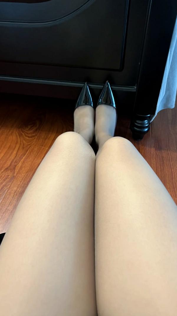    陈大小姐 - 灰色丝袜与黑丝高跟下的极品肉感美腿，私房家居风格写真第2张图片