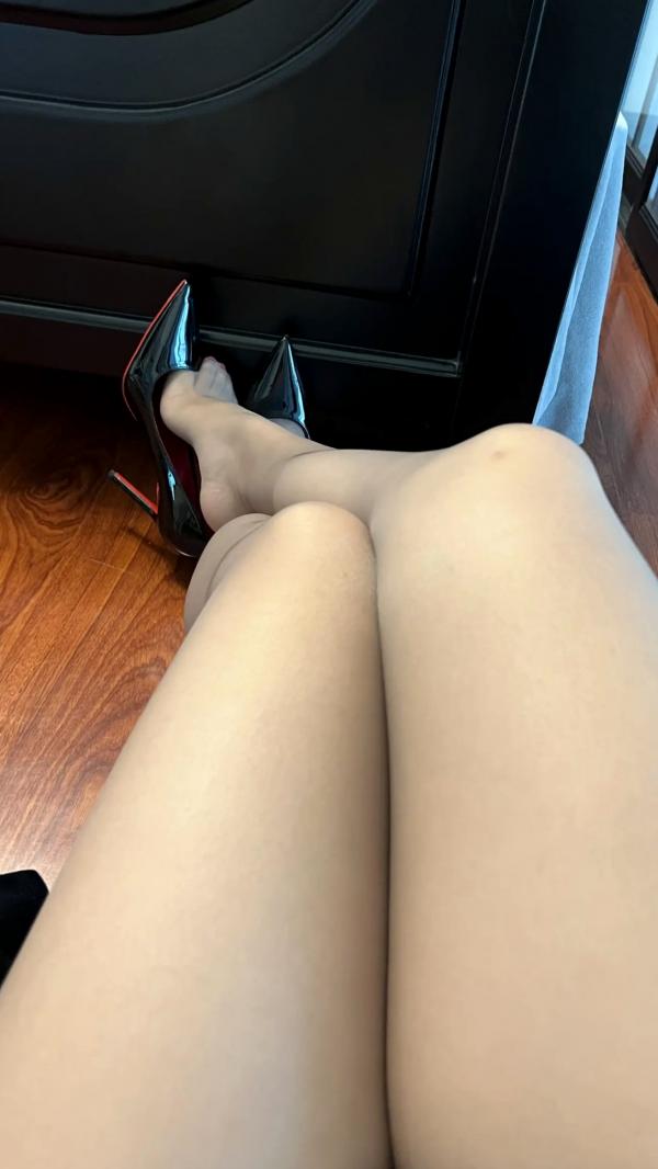    陈大小姐 - 灰色丝袜与黑丝高跟下的极品肉感美腿，私房家居风格写真第18张图片