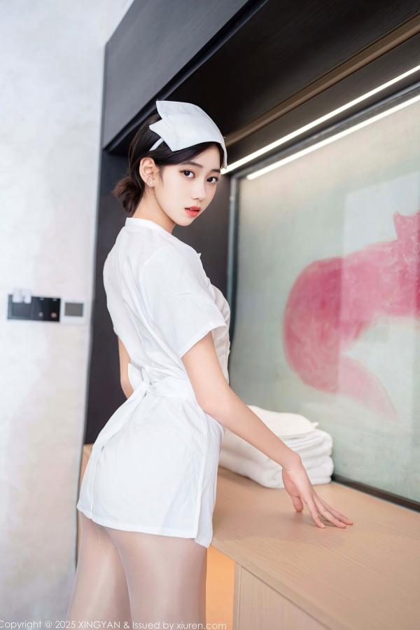 时安安Camellia 时安安  XingYan星颜社-371-时安安：纯欲白色护士制服诱惑，紧身白丝展现性感身材，唯美室内私房写真-2025.07.17第5张图片