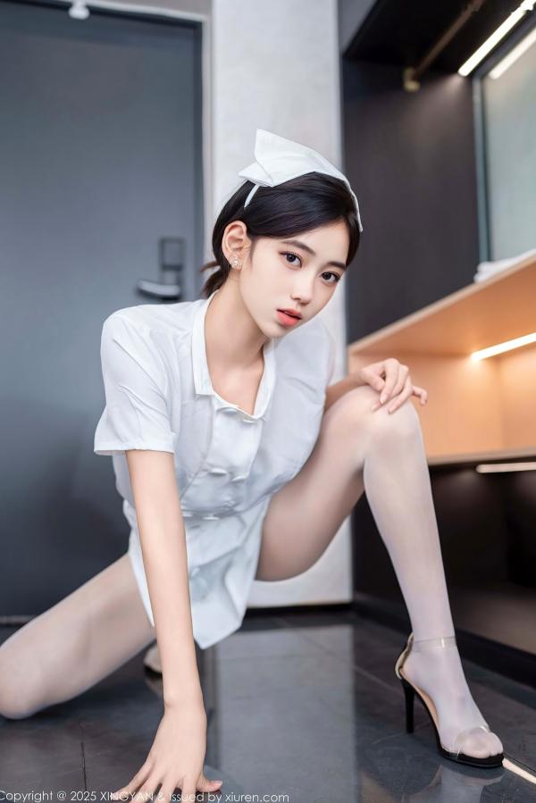 时安安Camellia 时安安  XingYan星颜社-371-时安安：纯欲白色护士制服诱惑，紧身白丝展现性感身材，唯美室内私房写真-2025.07.17第19张图片