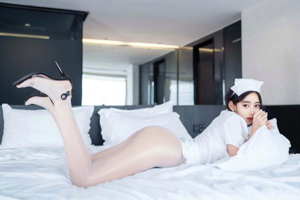 时安安Camellia 时安安  XingYan星颜社-371-时安安：纯欲白色护士制服诱惑，紧身白丝展现性感身材，唯美室内私房写真-2025.07.17第52张图片