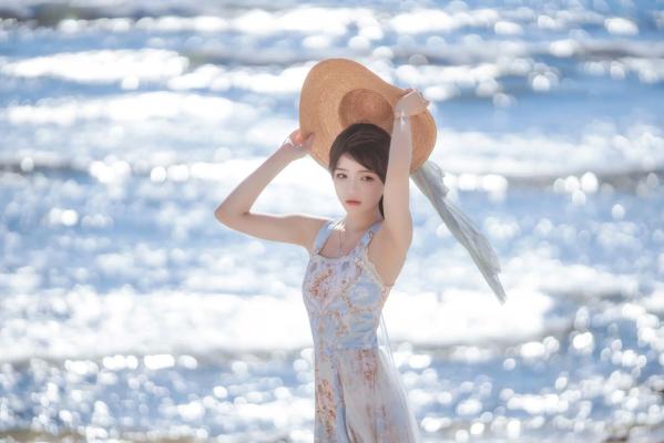    桜桃喵 - 发光的海，清新海边写真，身着吊带碎花裙尽显治愈气息，漫步沙滩感受夏日美好第3张图片