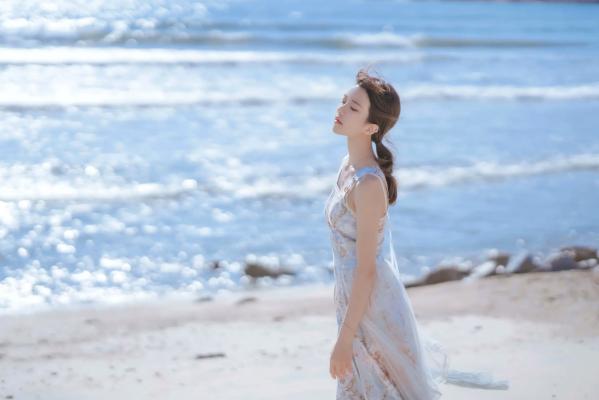    桜桃喵 - 发光的海，清新海边写真，身着吊带碎花裙尽显治愈气息，漫步沙滩感受夏日美好第5张图片