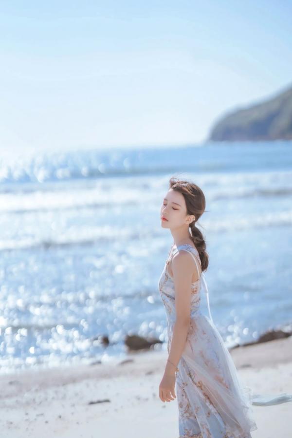    桜桃喵 - 发光的海，清新海边写真，身着吊带碎花裙尽显治愈气息，漫步沙滩感受夏日美好第7张图片