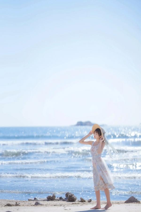    桜桃喵 - 发光的海，清新海边写真，身着吊带碎花裙尽显治愈气息，漫步沙滩感受夏日美好第11张图片