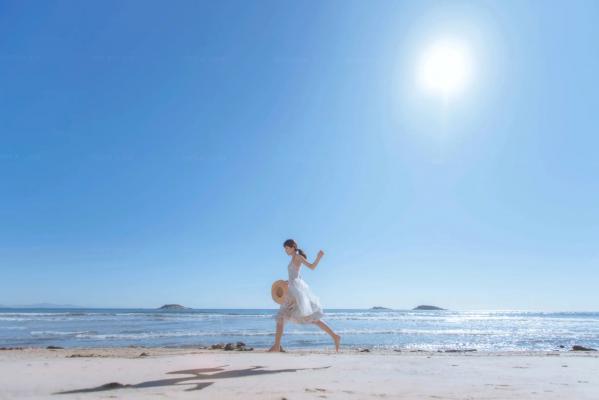    桜桃喵 - 发光的海，清新海边写真，身着吊带碎花裙尽显治愈气息，漫步沙滩感受夏日美好第13张图片