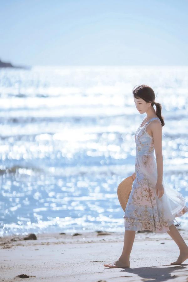    桜桃喵 - 发光的海，清新海边写真，身着吊带碎花裙尽显治愈气息，漫步沙滩感受夏日美好第14张图片