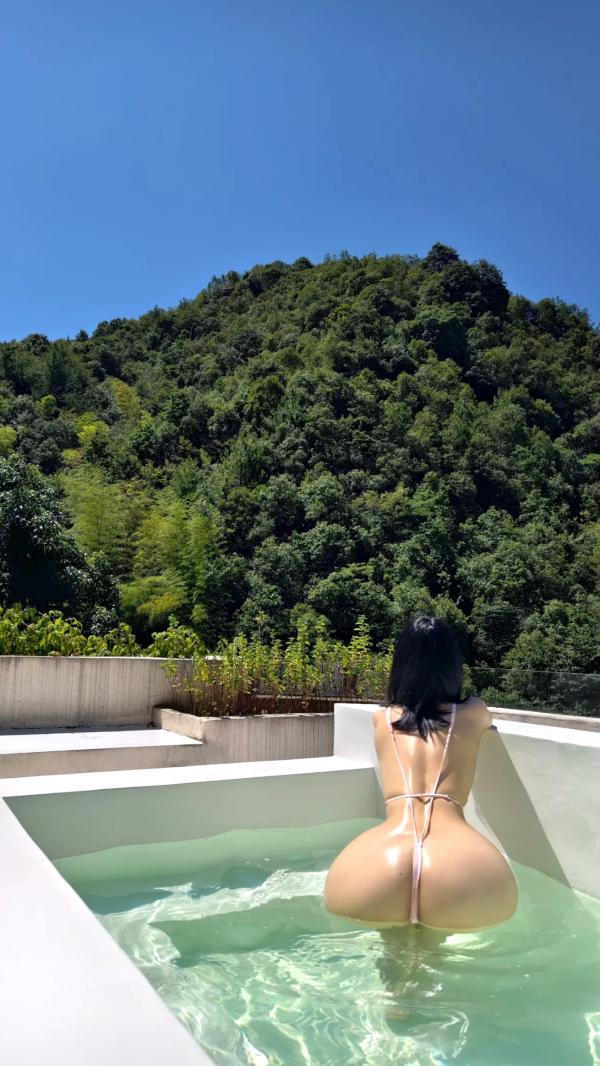    俏妞qiaoniuTT - 户外泳池比基尼私房写真，极致美臀秀展现自然野性美第6张图片