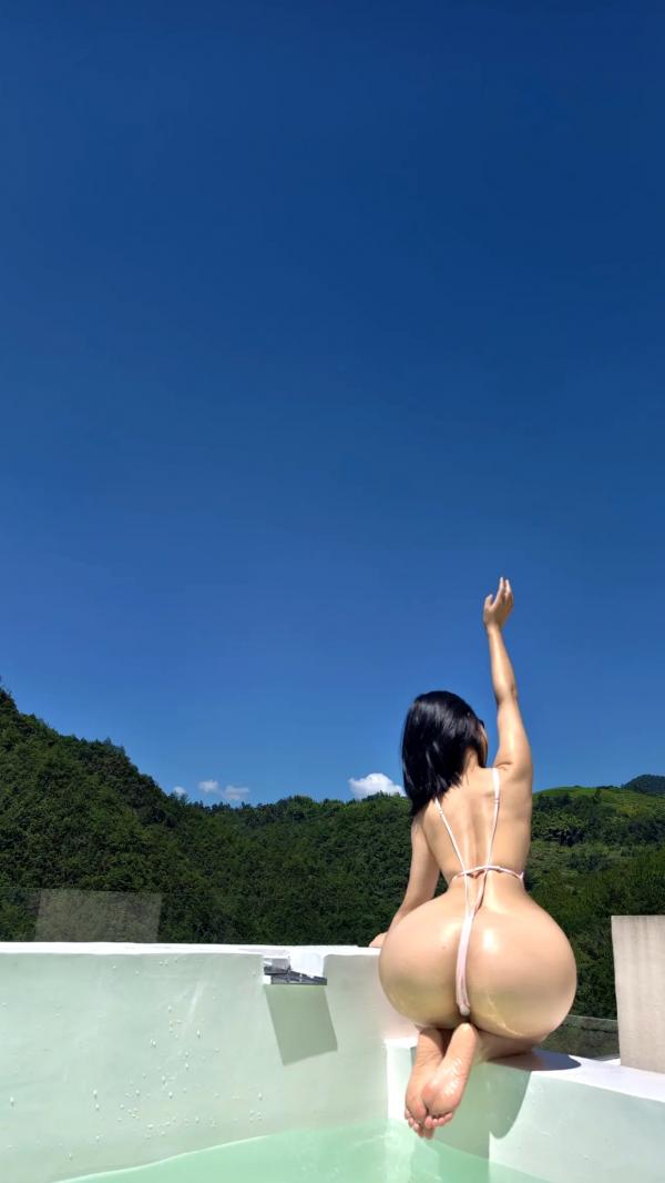    俏妞qiaoniuTT - 户外泳池比基尼私房写真，极致美臀秀展现自然野性美第12张图片