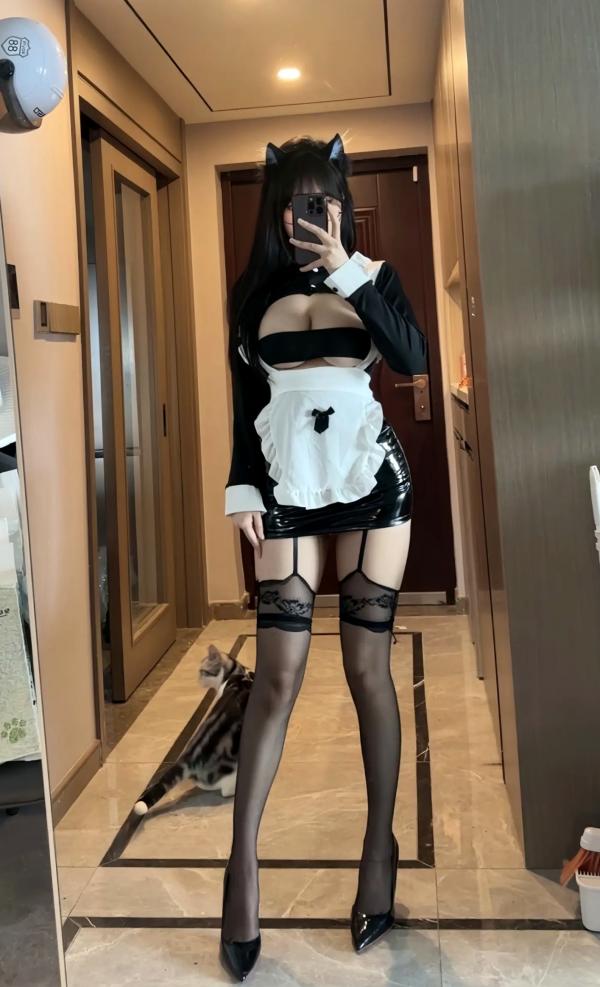    琳铛铛 - 猫耳女仆角色扮演，性感黑丝制服诱惑，火辣紧身私房镜面自拍第2张图片
