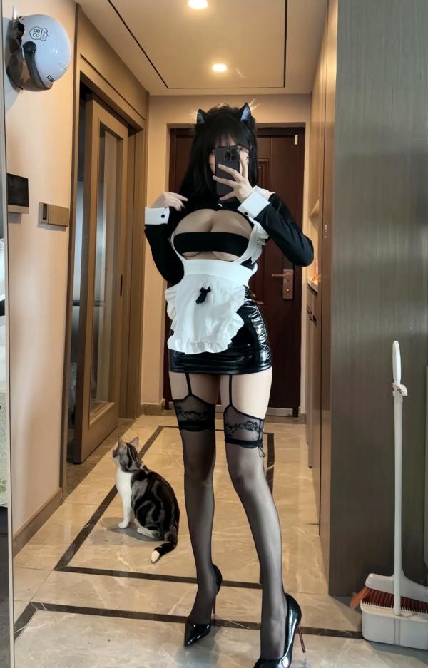    琳铛铛 - 猫耳女仆角色扮演，性感黑丝制服诱惑，火辣紧身私房镜面自拍第3张图片