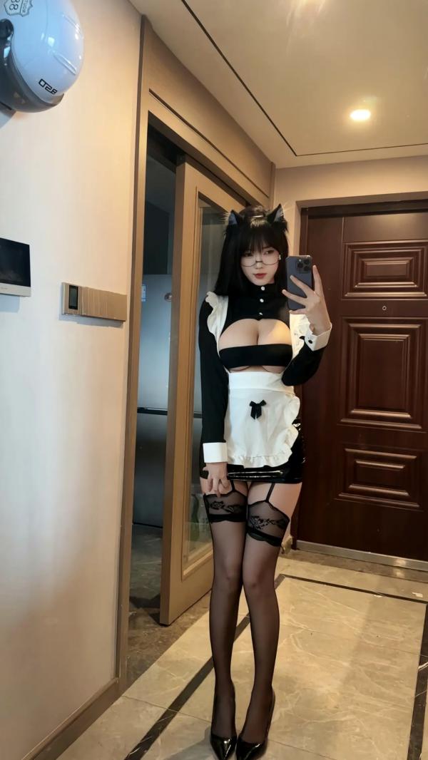    琳铛铛 - 猫耳女仆角色扮演，性感黑丝制服诱惑，火辣紧身私房镜面自拍第6张图片