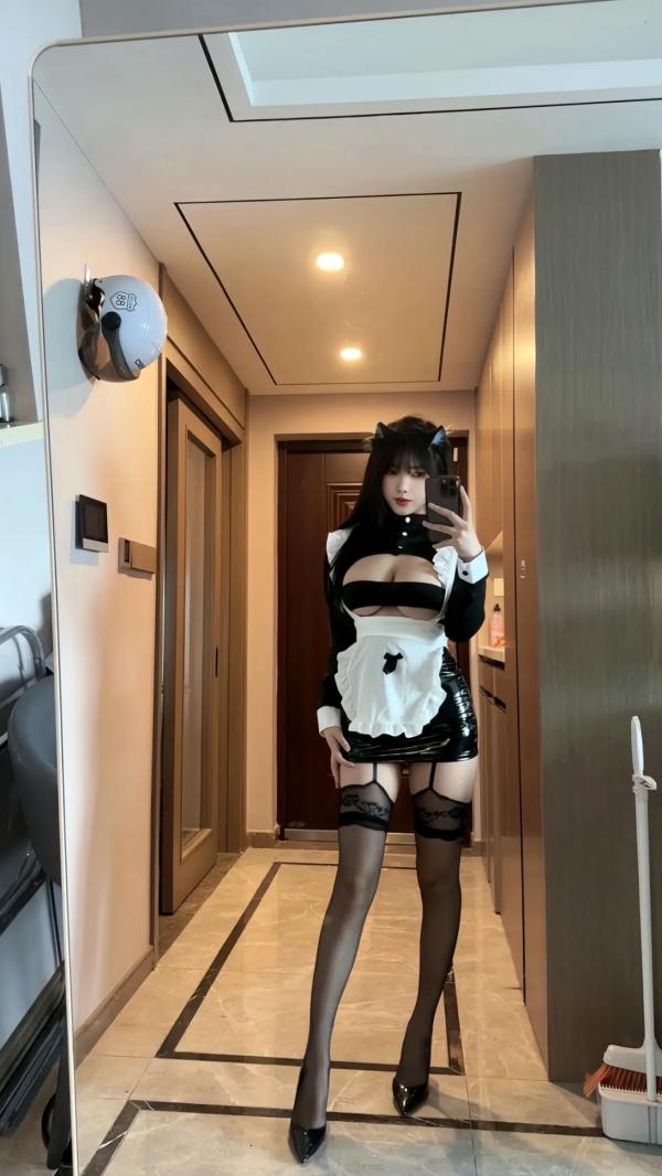    琳铛铛 - 猫耳女仆角色扮演，性感黑丝制服诱惑，火辣紧身私房镜面自拍第8张图片
